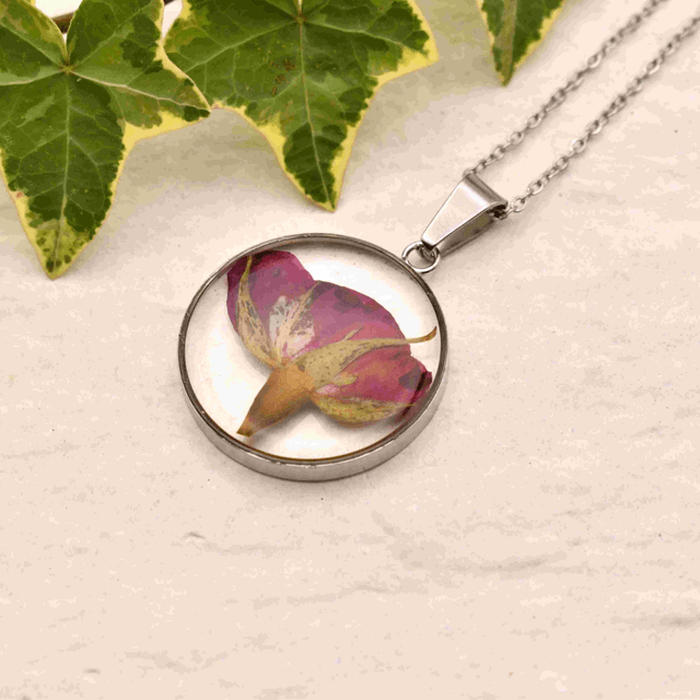 Red rose in round pendant