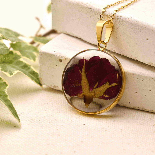 Red rose in round pendant