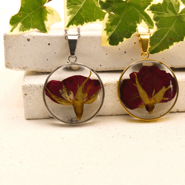 Red rose in round pendant
