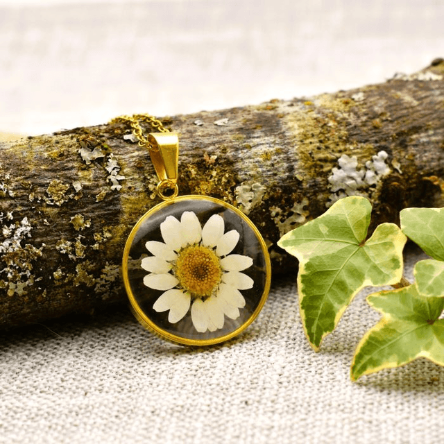 Round Daisy necklace