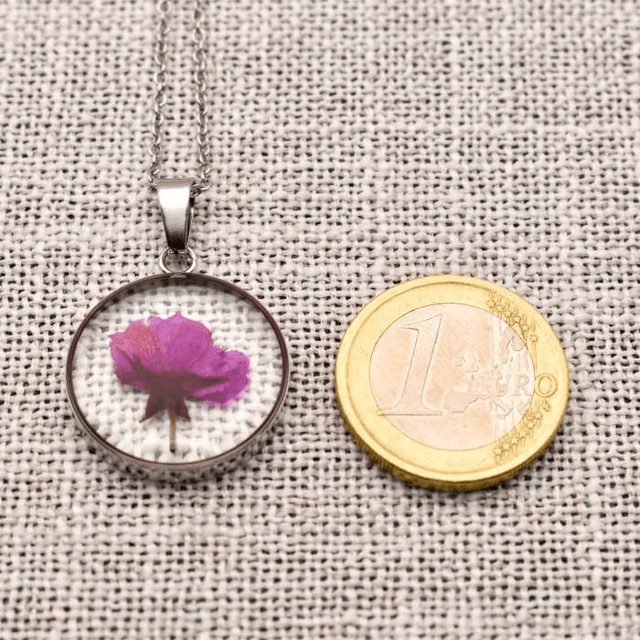 Little rose in round pendant