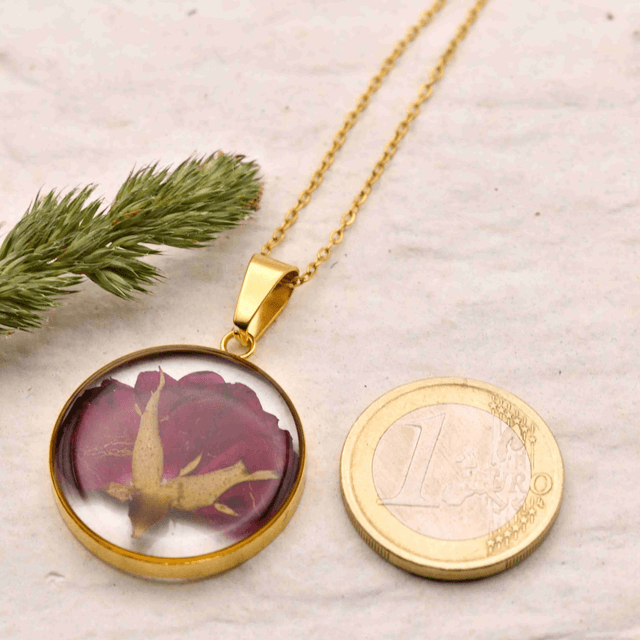 Red rose in round pendant