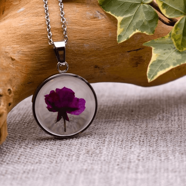 Little rose in round pendant