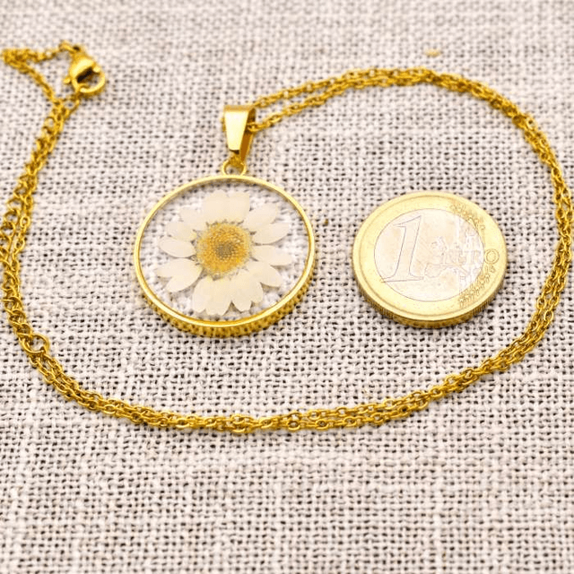 Round Daisy necklace