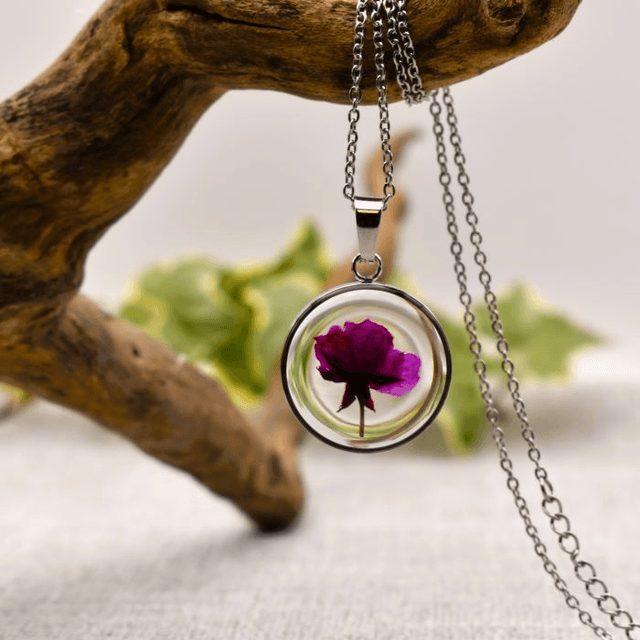 Little rose in round pendant