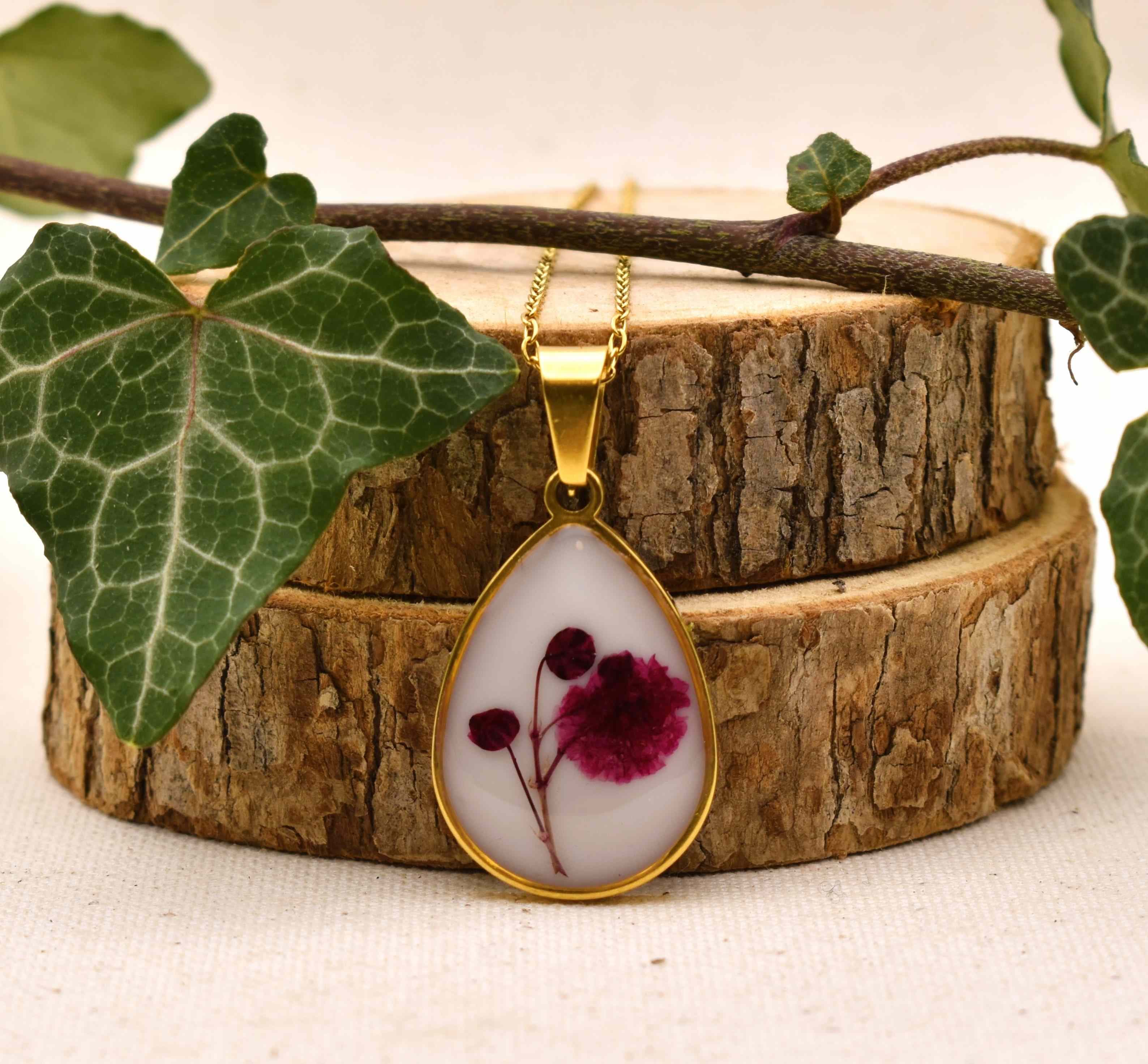 Elegant 'Baby's Breath' in drop pendant